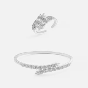 ‎ طقم نسائي مميز بلون فضي